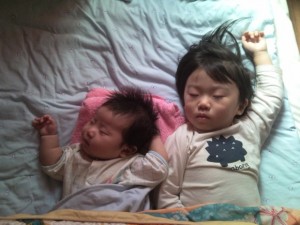 꼬마 아이와 갓난 아이가 자고 있는 모습