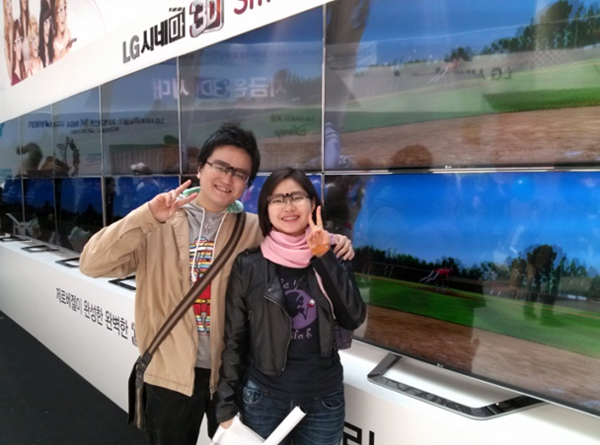 LG 3D 월드페스티벌 현장에 3D TV 앞에서 3D 안경을 끼고 다정하게 사진을 찍고있는 남녀 모습