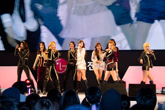 걸그룹 소녀시대의 공연하는 모습1