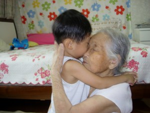 꼬마 아이와 할머니가 껴안고 있는 사진