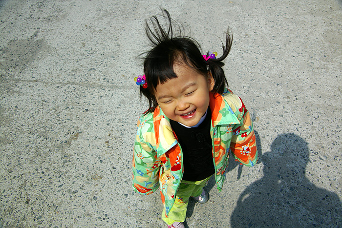 어린아이의 웃고있는 사진
