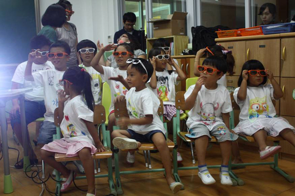세브란스 어린이 병원 아이들이 3D 영화를 관람하는 모습