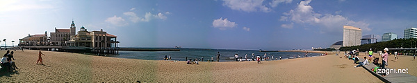 파노라마 모드로 찍은 모모치 해변 사진