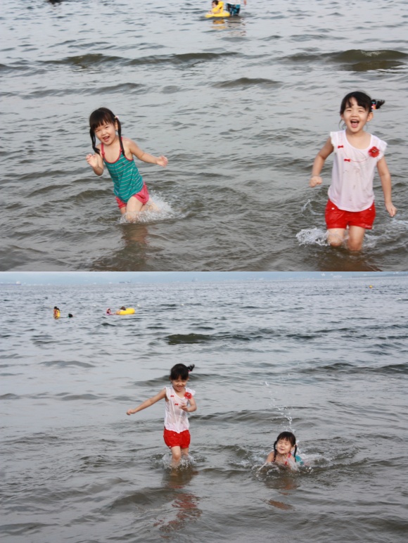 바다에서 물놀이 하고 있는 아이들의 사진