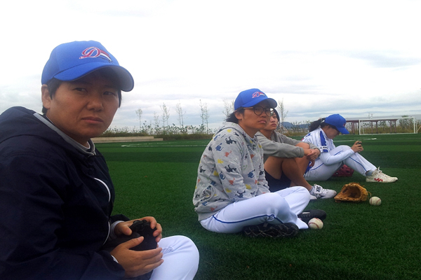 주말 아침부터 야구 경기 연습 준비 중 인 서산 드림스타 선수들의 모습