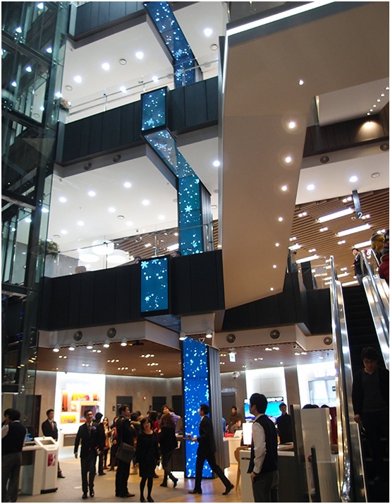 1~4층까지 연결되어 있는 초대형 LED 디스플레이 미디어폴 사진