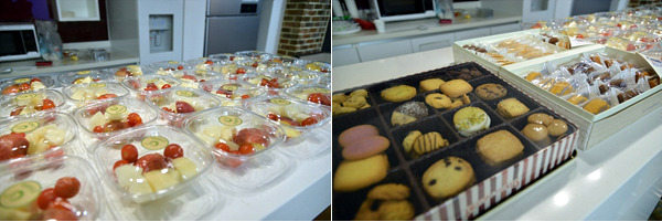 발대식에서 더블로거들에게 준비된 핑거푸드들의 사진 두장이다. 왼쪽으로는 과일들이 먹기좋게 포장되어있고, 오른쪽에는 쿠키와 포장된 간식들이 놓여있다.