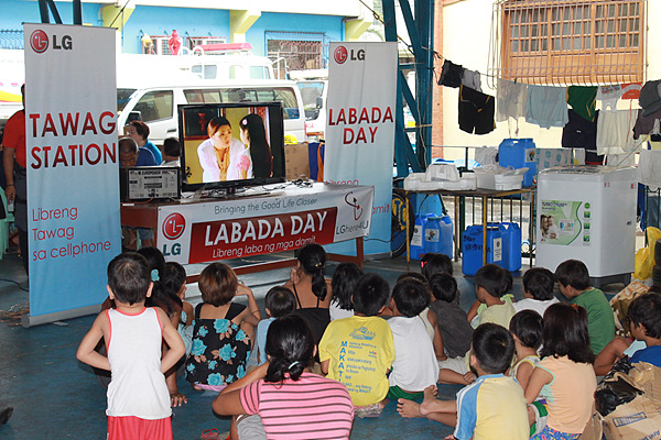 LG TV를 보고있는 필리핀 아이들