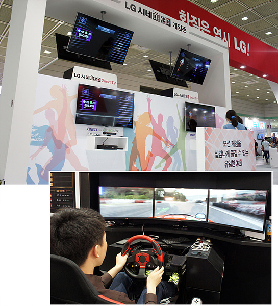 3D게임존 내에서 한 관람객이 3D로 제작된 자동차 경기 게임을 즐기고 있다.