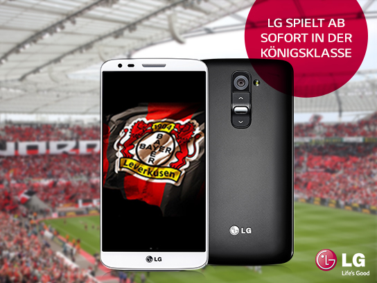 LG G2의 화면에 레버쿠젠의 로고가 보이고 그 뒤로는 축구 경기장의 모습이 보인다.