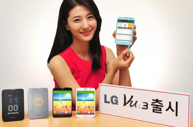 모델이 LG 뷰3 제품을 들고 포즈를 취하고 있다.