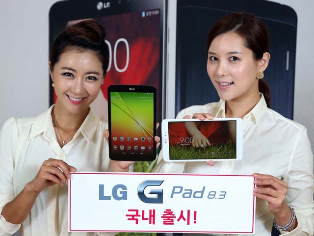 여의도 트윈타워에서 열린 'LG G Pad 8.3 한국 출시 미디어 브리핑'에서 여성 모델이 'LG G Pad 8.3'을 들고 포즈를 취하고 있다.