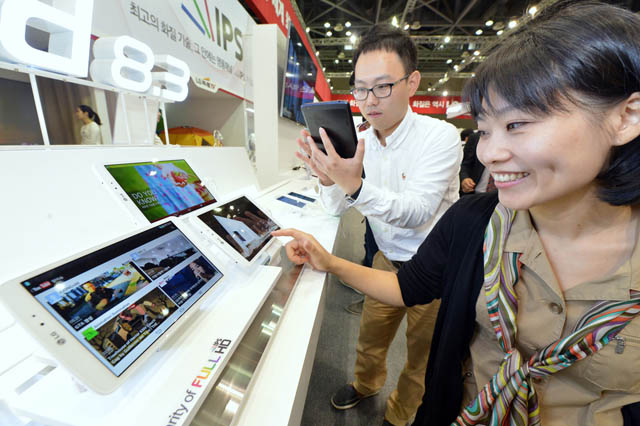 관람객이 직관적인 UX로 사용자 편의성을 강화한 'LG G Pad 8.3'을 살펴보고 있다.
