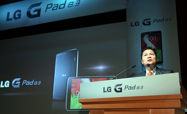 LG G Pad 기자간담회에서 발표하는 모습