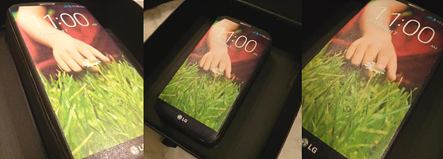 LG G2 모양의 스펀지케이크에 LG G2의 기본 배경화면이 그려져 있다.