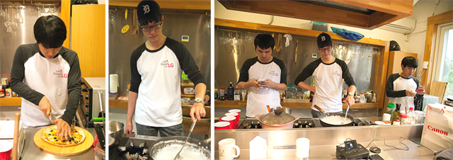 음식을 준비하고 있는 봉사자들의 모습이다. 