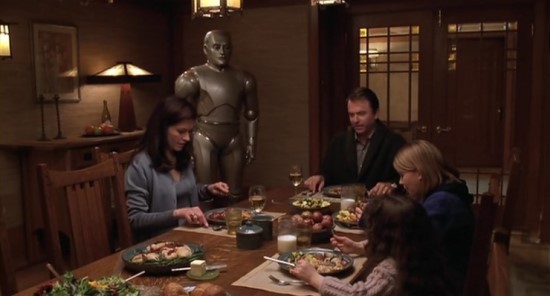 영화 바이센터니얼맨의 한 장면으로 식사를 하는 외국인 가족 네명 뒤쪽으로 아이언맨같은 로봇이 서있다