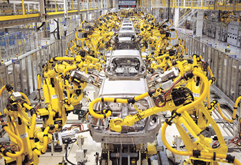 노란색 산업용 로봇 수십대가 자동차의 각 부품들을 조립하고 있다