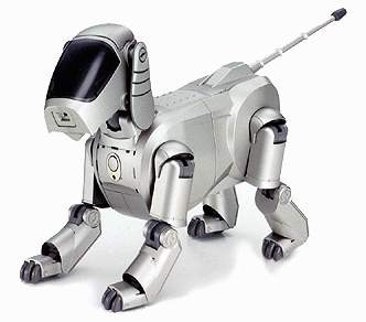 가정용 로봇 Aibo의 모습. 은색 몸체와 까만색 얼굴로 이루어져 있는 강아지 로봇이다