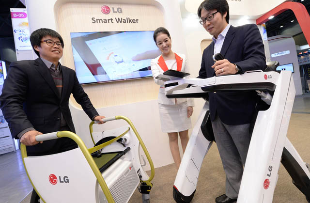 LG전자 연구원이 거동 불편한 노약자를 위한 전동 근력보조 시스템 ‘스마트 워커(Smart Walker)’를 시연하고 있다.