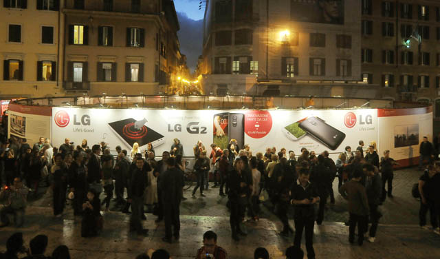LG전자가 로마 스페인 광장에 설치한 'LG G2' 대형 옥외 광고.