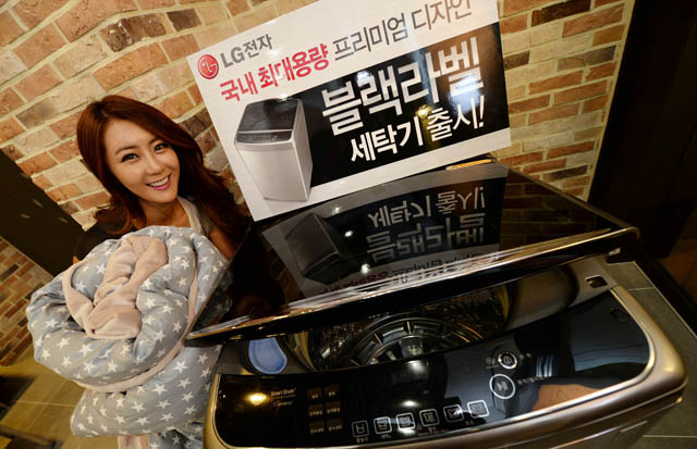여성 모델이 서울 여의도 LG트윈타워에서 19kg 대용량 '블랙라벨' 세탁기를 소개하고 있다.