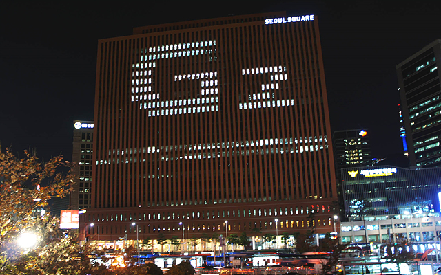 대한민국, 서울역 앞 서울스퀘어 건물에 시연된 LG G2 조명 광고