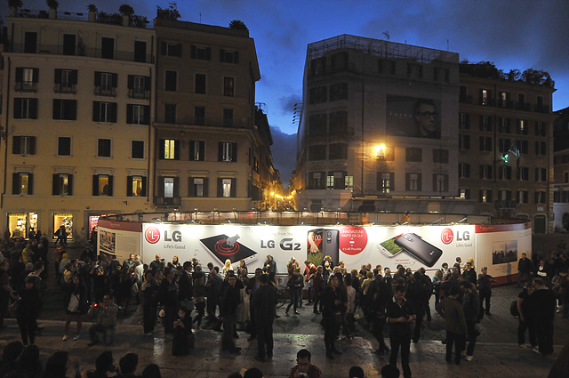 로마,스페인 광장에 설치된 LG G2 옥외광고 앞으로 많은 관광객들이 지나다니고 있다.