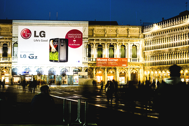 이탈리아 베니스, 산 마르코 광장에 설치된 LG G2 옥외광고(야간)가 옥외에 설치된 조명을 받고 있다.  