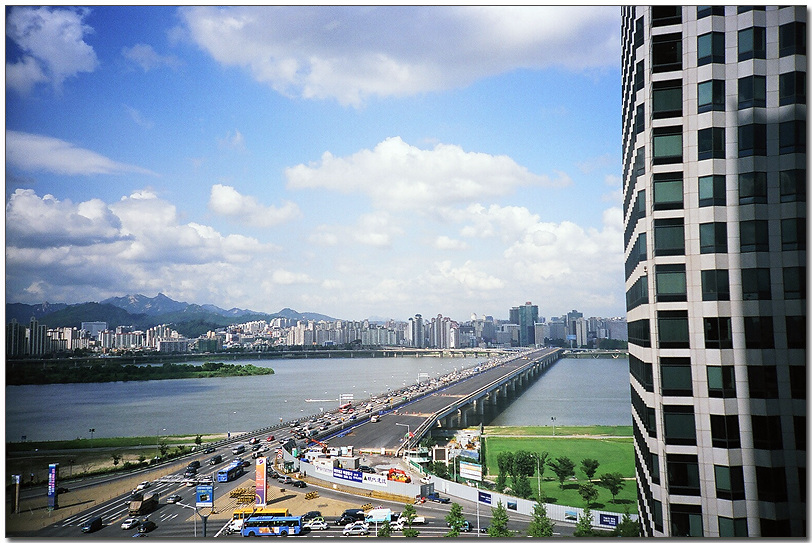 LG전자 홍보팀 정희연 차장이 촬영한 여의도 트윈타워에서 내려다 본 한강과 Blus Sky의 모습이다