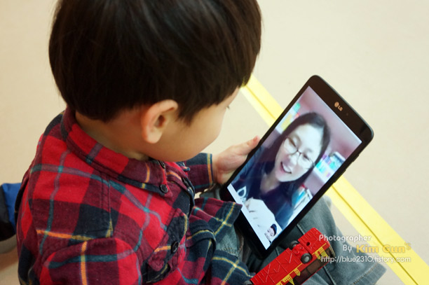 아이가 LG G Pad 8.3으로 엄마와 영상통화를 하고 있다.