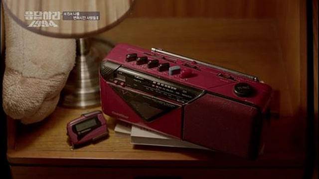 드라마 '응답하라 1994'에서 나온 금성의 카세트 레코더로 그 옆에는 조그만 삐삐가 놓여져 있다.