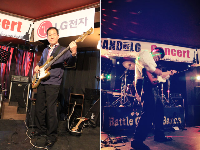 왼쪽 사진은 남성 밴드 멤버가 기타를 메고 카메라를 향해 포즈를 취하고 있는 사진이며, 오른쪽은 남성멤버가 기타를 열정적으로 연주하고 있는 모습이다.