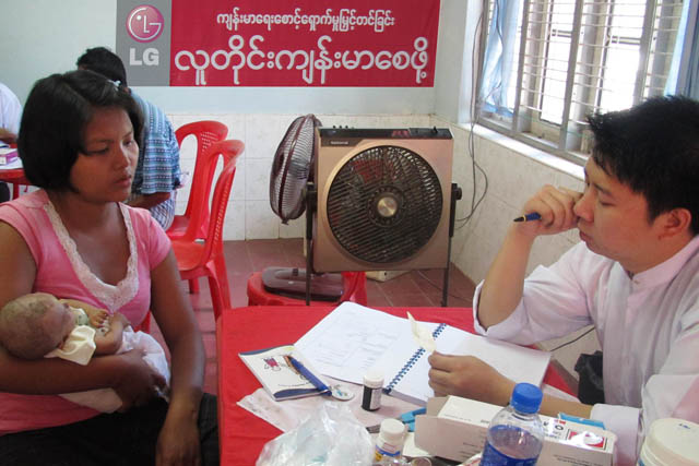 미얀마의 '삐이'지역에서 현지 주민을 대상으로 무료 진료를 하는 모습
