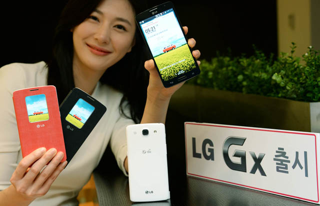 LG전자가 LG유플러스 전용 광대역 LTE기반의 라이프맟춤형 스마트폰 'LG Gx'를 출시한다. LG전자 모델이  'LG Gx'를 들고 있다.