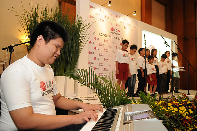 시작 장애 학생 합창을 하고 있는 학생 대표단과 함께 피아노 실력을 뽐내고 있다.