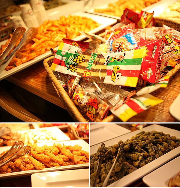 나눔데이 행사에 준비된 추억의 간식거리인 꾀돌이, 맛기차콘 등의 불량식품과 그 왼쪽에 떡볶이가 있다. 아래쪽엔 두가지 종류의 튀김이 있다.