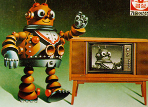 1980년대, 금성에서 출시한 컬러TV 지면 광고로 로봇이 흑백화면 옆에 컬러를 입은 상태로 서있다.