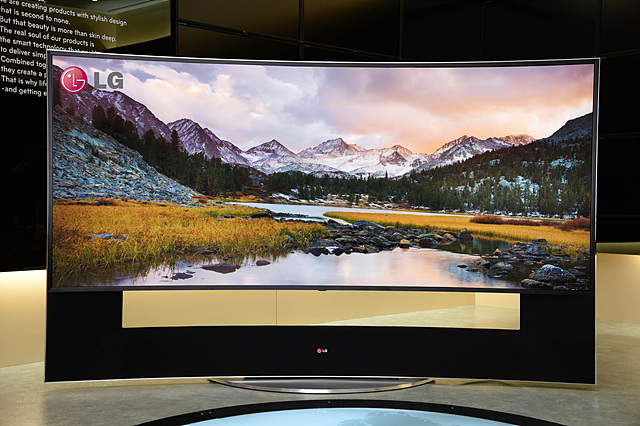 105인치 곡면 울트라 HDTV의 외관으로 눈으로 뒤덮인 산과 강이 영상이 보인다.