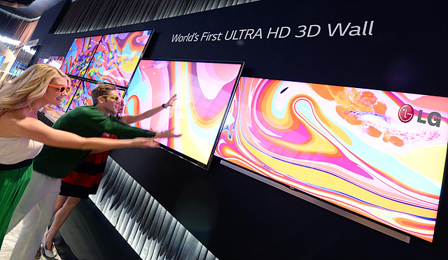 CES 2014 LG 전시장 내 울트라HD 3D 영상 체험존에 관람객들이 참여하고 있다.