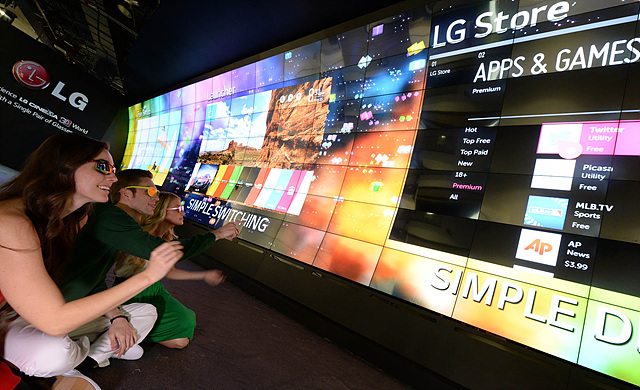 LG전자 부스 입구에서 설치된 3D 비디오월 체험중인 관람객들의 모습