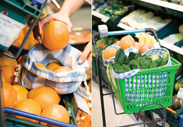 왼쪽 사진은 마트에서 하늘색 체크 천 바구니안에 오렌지를 담고 있는 모습이고 오른쪽은 각종 야채와 오렌지를 초록 장바구니에 담은 모습이다.