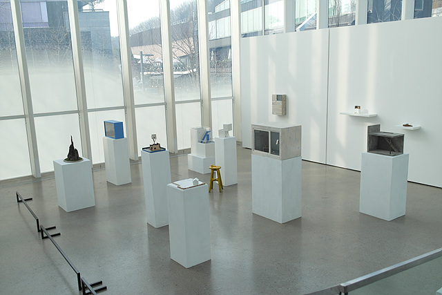 갤러리 화이트 블록의 내부 전시공간, 하얀색 받침 위에 각각 하나씩 작품들이 놓여 있다.