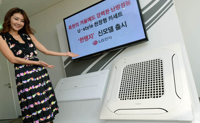 모델이 서울 여의도 LG트윈타워에서 간결한 디자인과 강력한 냉난방 성능을 겸비한 천장형 시스템에어컨(모델명 : T-W0720P2H ) 제품을 소개하고있다. 