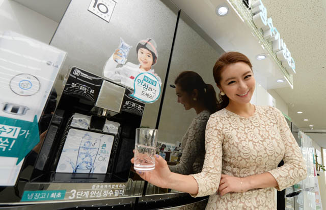 서울시 마포구 동교동 소재 LG 베스트샵 동교점 매장에서 모델이 LG 디오스 정수기 냉장고를 소개하고 있다.