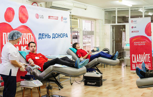 소치헌혈센터에서 헌혈에 동참하고 있는 직원들