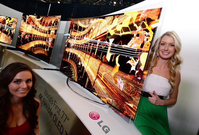  '2014 CES' 현장에서 LG전자 가변형 TV앞에서 모델이 포즈를 취하고 있다. 