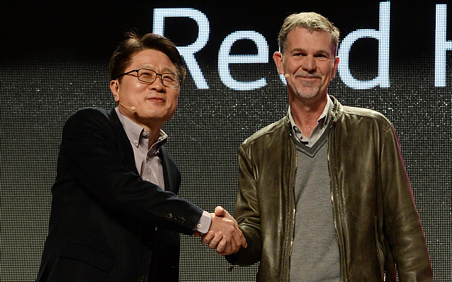 LG전자 안승권 사장과 ‘넷플릭스(Netflix)’의 CEO 리드 헤이스팅스(Reed Hastings)가 악수 하는 모습