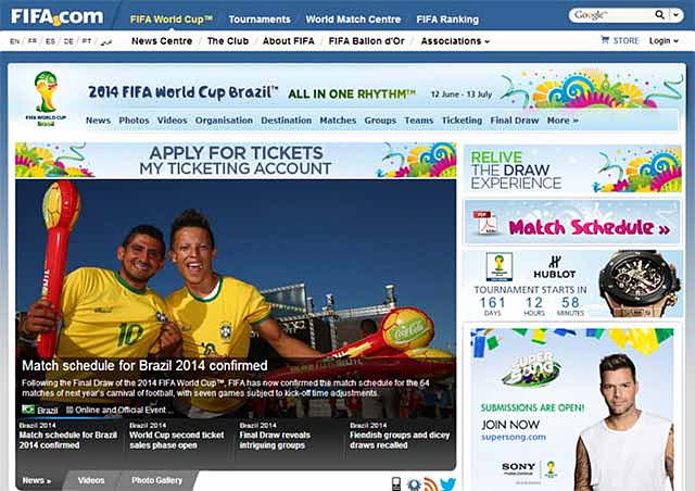 2014 피파 월드컵 브라질 공식 홈페이지의 메인 페이지 모습이다. 브라질의 상징인 노란색 티를 입은 남자 둘이 환호하고 있는 모습이다