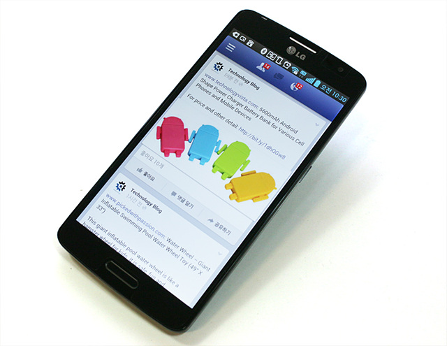 LG G2로 페이스북을 켜놓은 모습이다.